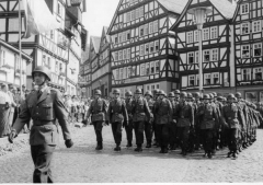 Nach Fertigstellung der Kaserne in Homberg wird das Bataillon dorthin verlegt. Tags darauf, am 20.09.1961, findet in Homberg ein feierlicher Einmarsch mit anschließender Feldparade statt. 
